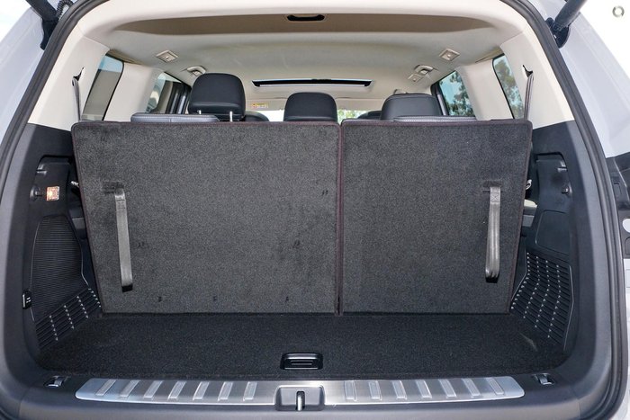 2026 LDV D90 Executive SV9A MY25 4X4 Dual Range Natural White / Black Roof