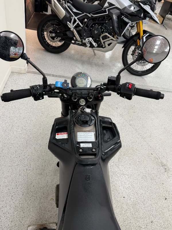 2022 HUSQVARNA SVARTPILEN 401 Black