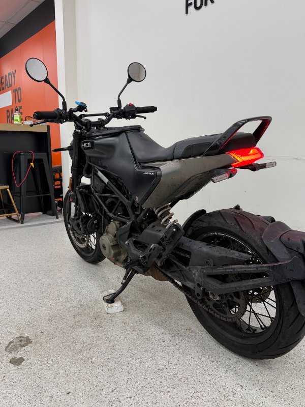 2022 HUSQVARNA SVARTPILEN 401 Black