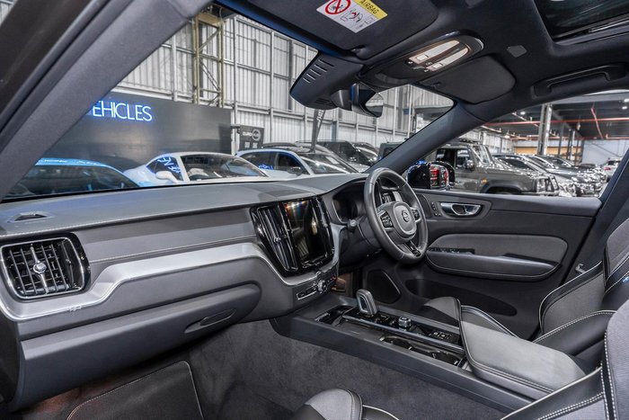 2021 Volvo XC60 B6 R-Design