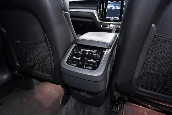 2021 Volvo XC60 B6 R-Design