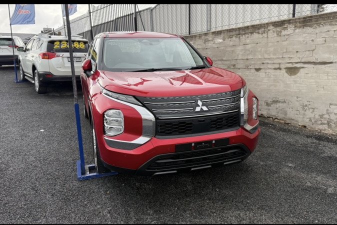 2024 MITSUBISHI OUTLANDER ES 7 SEAT (2WD)