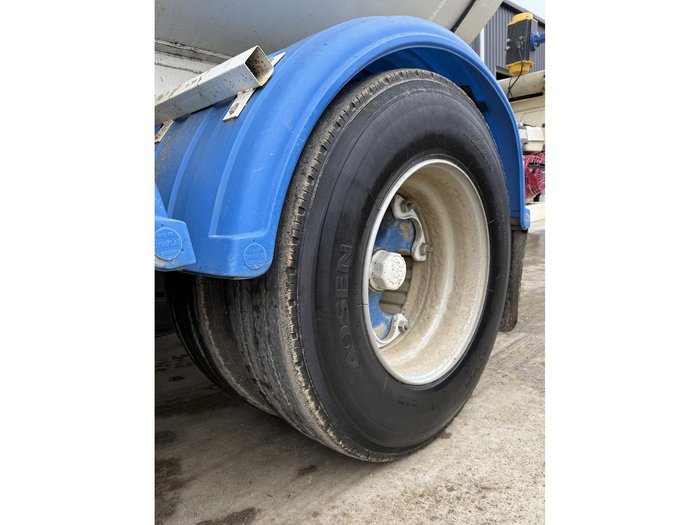 2000 MITSUBISHI TRUCK & WATER TANKER COMBO Fp500