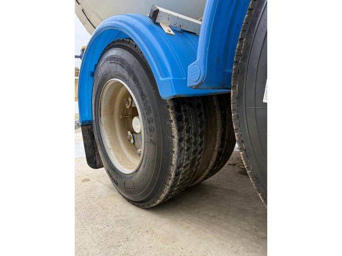 2000 MITSUBISHI TRUCK & WATER TANKER COMBO Fp500