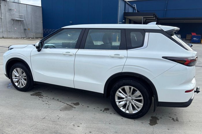 2025 Mitsubishi Outlander ES