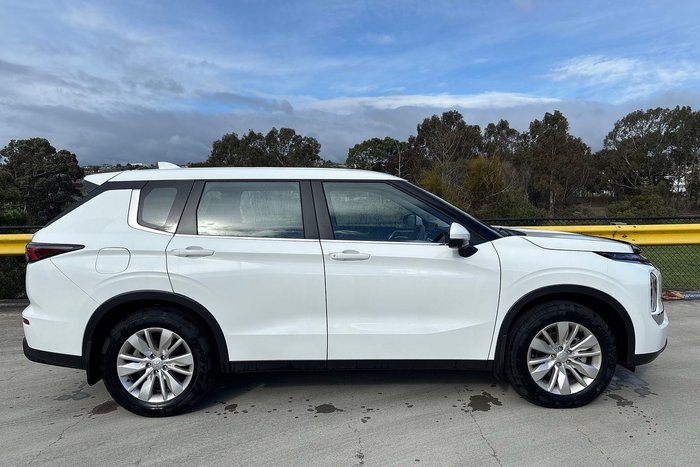 2025 Mitsubishi Outlander ES