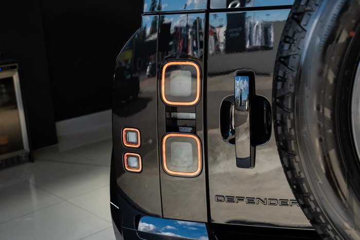 2026 Land Rover Defender 110 D350 X-Dynamic SE