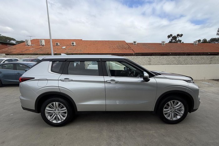 2023 Mitsubishi Outlander ES