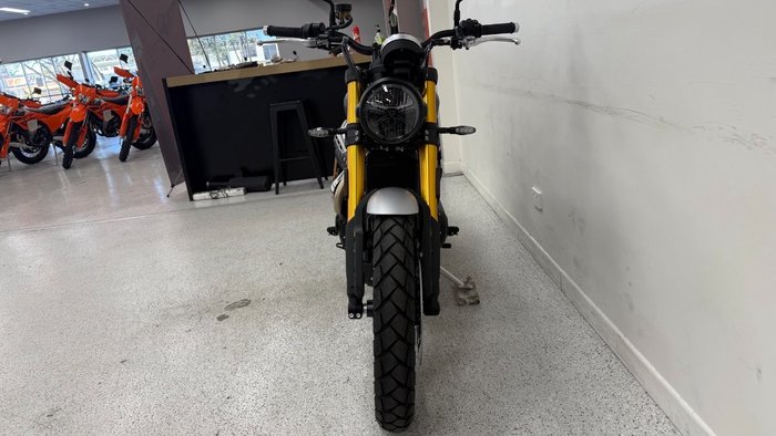 2026 Triumph SCRAMBLER 900 BLACK