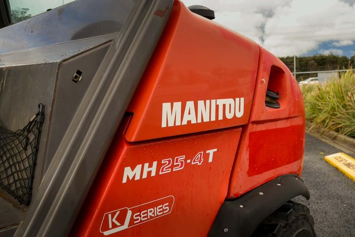 2014 Manitou Mh254t Red