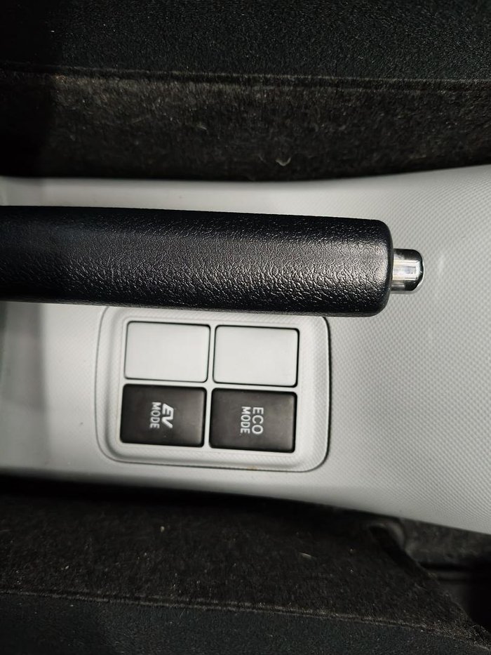 2013 Toyota Prius C NHP10R Silver Pearl