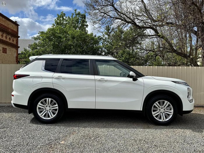 2022 Mitsubishi Outlander LS