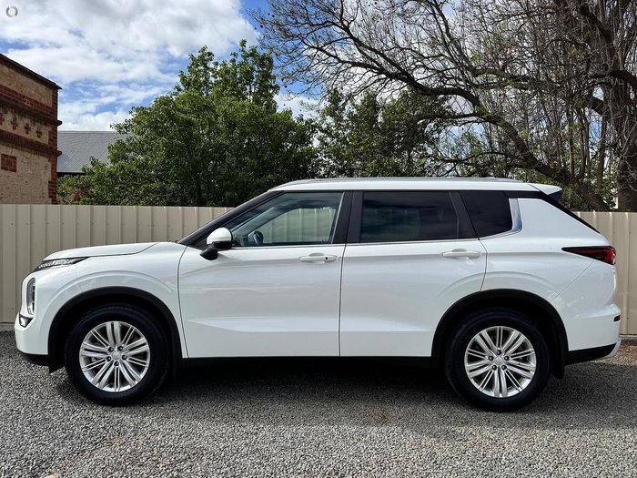 2022 Mitsubishi Outlander LS