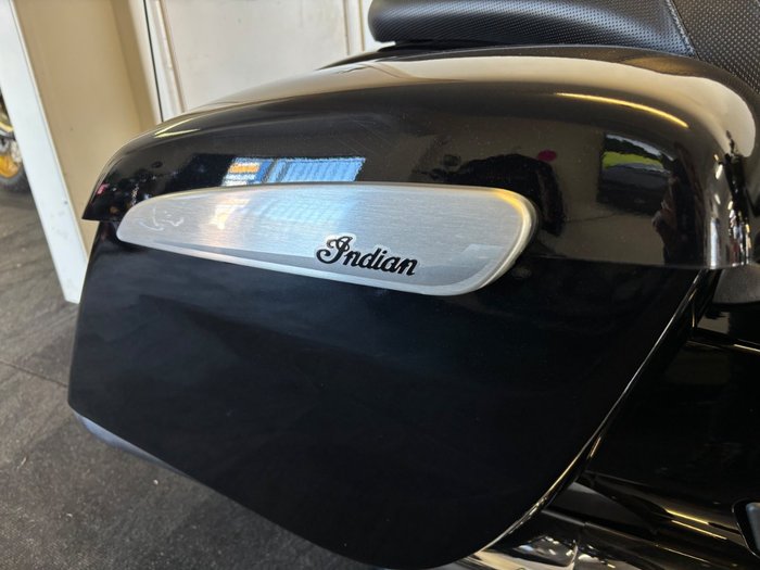 2025 Indian CHALLENGER LIMITED BLACK METALLIC