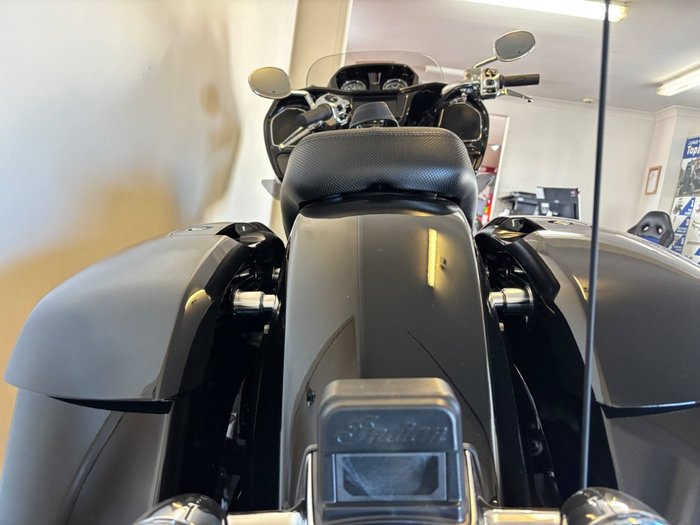 2025 Indian CHALLENGER LIMITED BLACK METALLIC