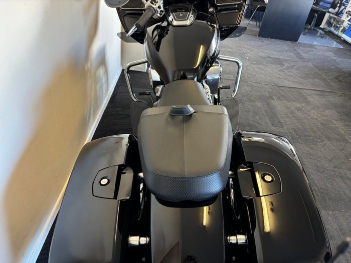 2025 Indian CHALLENGER LIMITED BLACK METALLIC