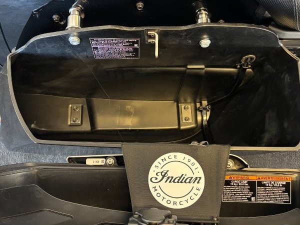 2025 Indian CHALLENGER LIMITED BLACK METALLIC