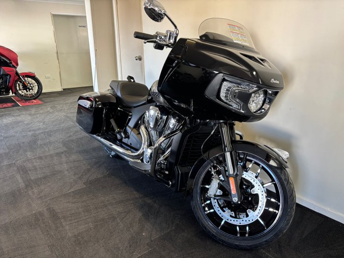 2025 Indian CHALLENGER LIMITED BLACK METALLIC