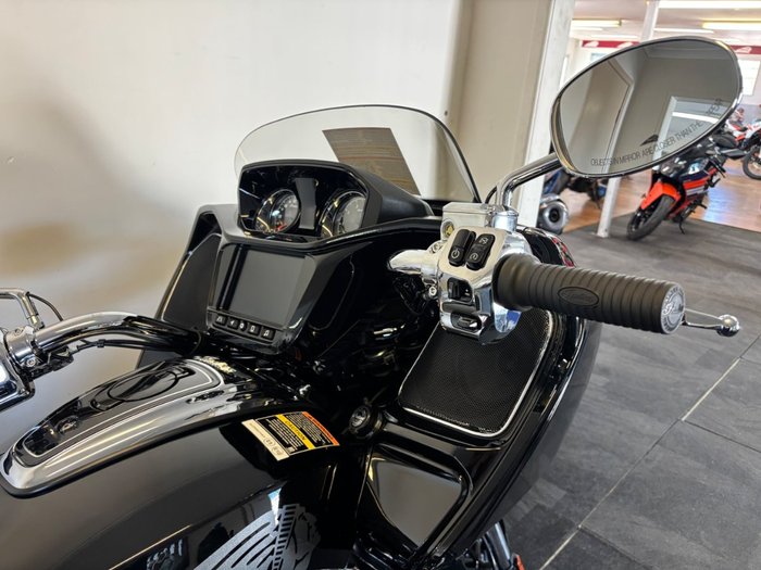 2025 Indian CHALLENGER LIMITED BLACK METALLIC