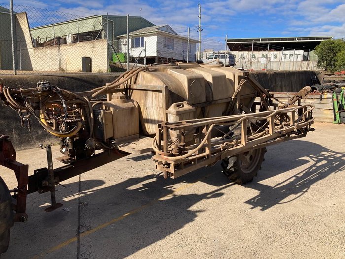 A.R 2000L Trailing Boom Spray