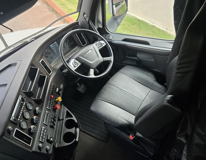 2021 Freightliner Cascadia 126 WHITE