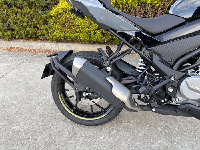 2025 CFMOTO 300 NK ABS
