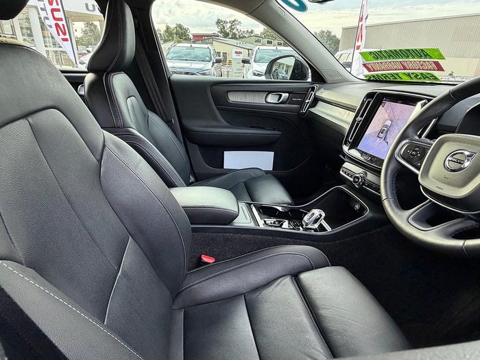 2023 Volvo XC40 Ultimate B5 Dark