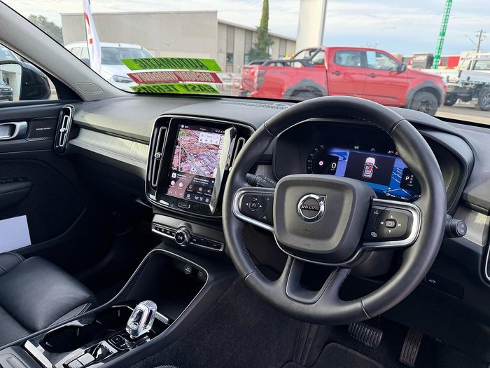 2023 Volvo XC40 Ultimate B5 Dark