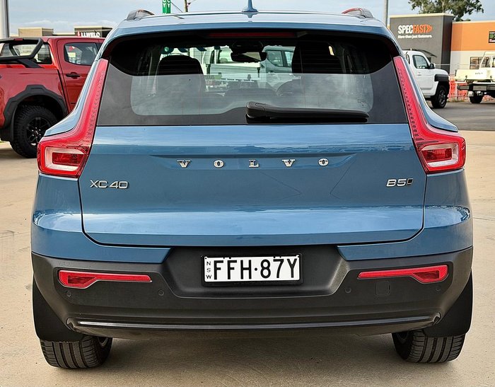 2023 Volvo XC40 Ultimate B5 Dark