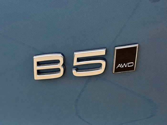 2023 Volvo XC40 Ultimate B5 Dark