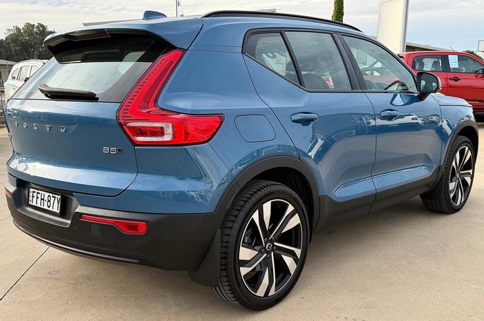 2023 Volvo XC40 Ultimate B5 Dark