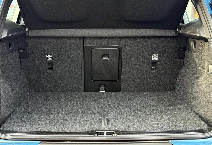 2023 Volvo XC40 Ultimate B5 Dark