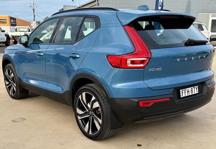 2023 Volvo XC40 Ultimate B5 Dark