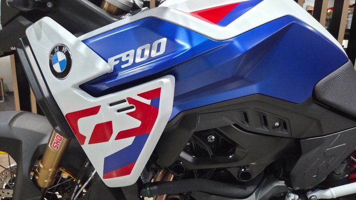 2026 BMW Motorrad F 900 GS LIGHT WHITE UNI/RACINGBLUE MET