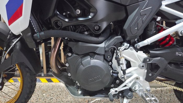 2026 BMW Motorrad F 900 GS LIGHT WHITE UNI/RACINGBLUE MET
