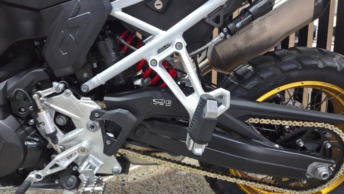 2026 BMW Motorrad F 900 GS LIGHT WHITE UNI/RACINGBLUE MET