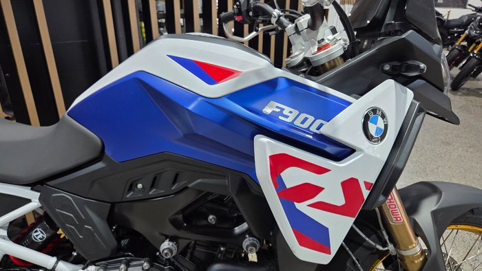 2026 BMW Motorrad F 900 GS LIGHT WHITE UNI/RACINGBLUE MET