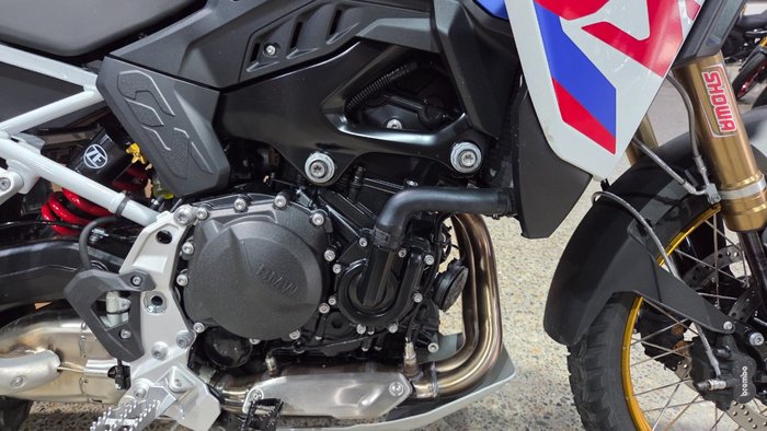 2026 BMW Motorrad F 900 GS LIGHT WHITE UNI/RACINGBLUE MET