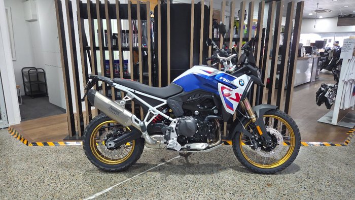 2026 BMW Motorrad F 900 GS LIGHT WHITE UNI/RACINGBLUE MET