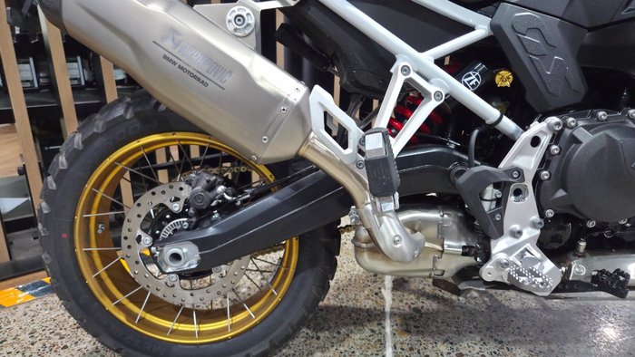 2026 BMW Motorrad F 900 GS LIGHT WHITE UNI/RACINGBLUE MET