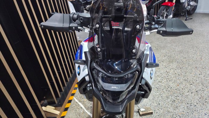 2026 BMW Motorrad F 900 GS LIGHT WHITE UNI/RACINGBLUE MET