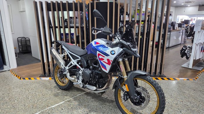 2026 BMW Motorrad F 900 GS LIGHT WHITE UNI/RACINGBLUE MET