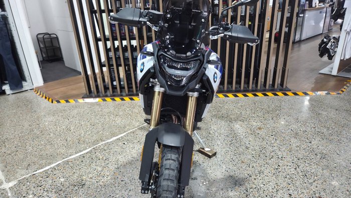 2026 BMW Motorrad F 900 GS LIGHT WHITE UNI/RACINGBLUE MET