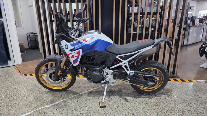 2026 BMW Motorrad F 900 GS LIGHT WHITE UNI/RACINGBLUE MET