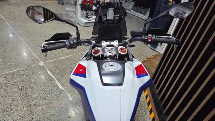 2026 BMW Motorrad F 900 GS LIGHT WHITE UNI/RACINGBLUE MET