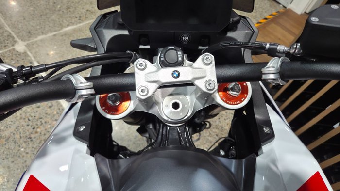 2026 BMW Motorrad F 900 GS LIGHT WHITE UNI/RACINGBLUE MET