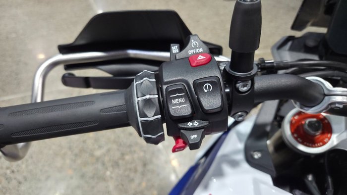 2026 BMW Motorrad F 900 GS LIGHT WHITE UNI/RACINGBLUE MET