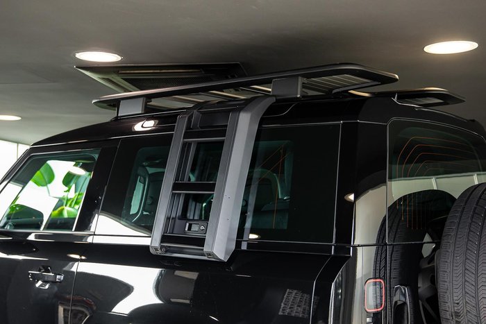 2025 Land Rover Defender 90 P425 X-Dynamic SE