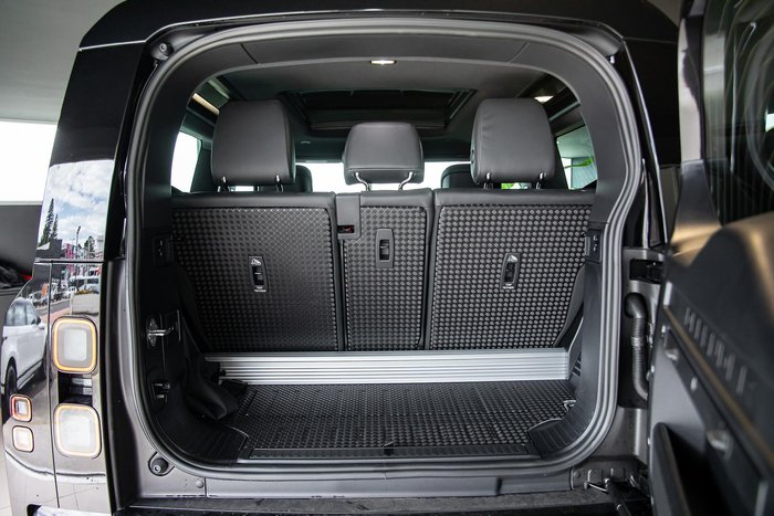 2025 Land Rover Defender 90 P425 X-Dynamic SE