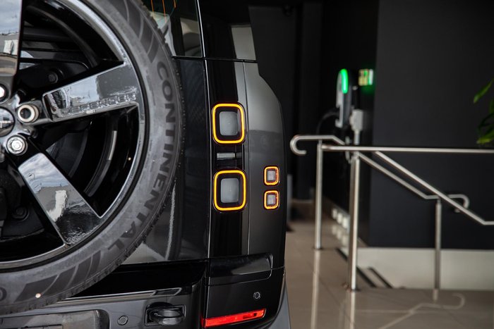 2025 Land Rover Defender 90 P425 X-Dynamic SE